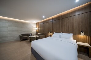 Royal Family Suite (Pets Not Allowed, Breakfast available Tuesday-Sunday, 7:00 AM-9:00 AM) | 羽絨被、記憶床墊、書桌、筆電工作空間