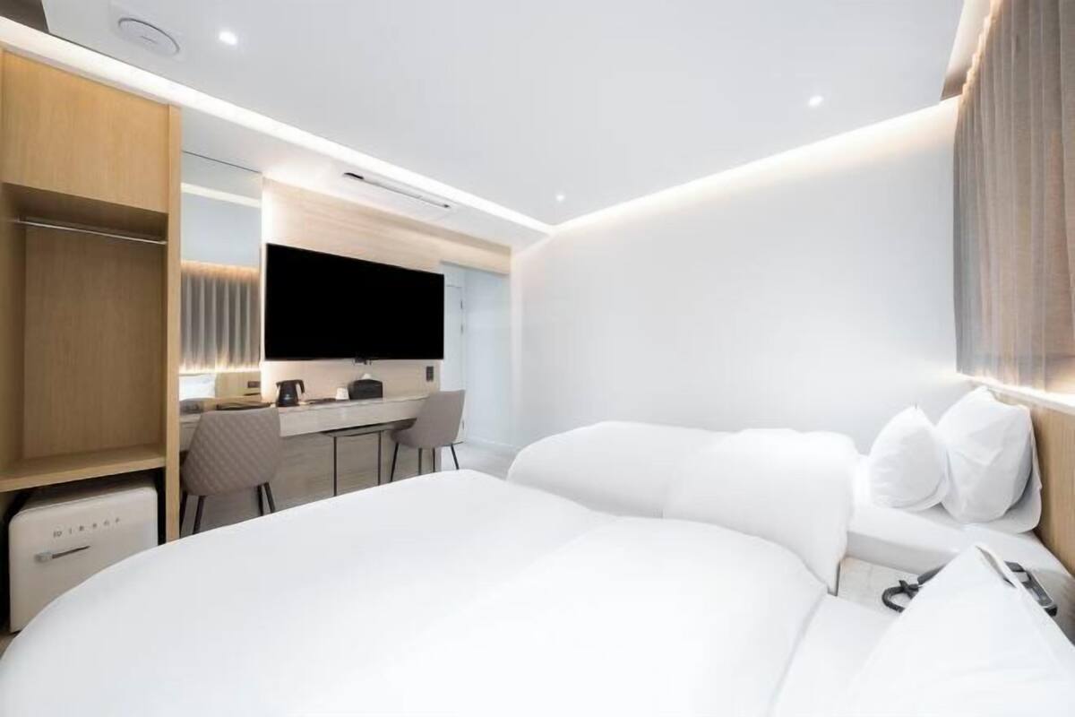 Daunenbettdecken, Betten mit Memory-Foam-Matratzen, Schreibtisch
