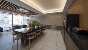 Lobby-lounge