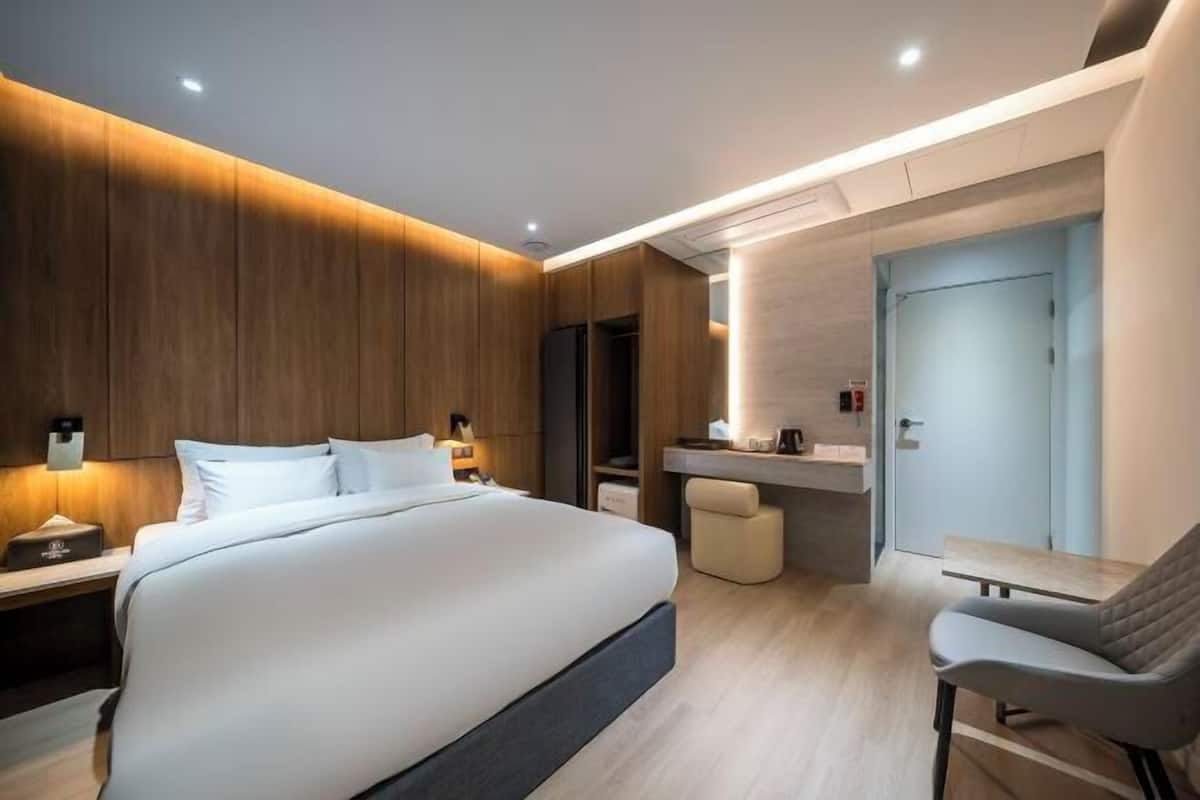 Daunenbettdecken, Betten mit Memory-Foam-Matratzen, Schreibtisch