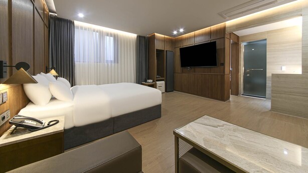 Royal Family Suite (Pets Not Allowed, Breakfast available Tuesday-Sunday, 7:00 AM-9:00 AM)