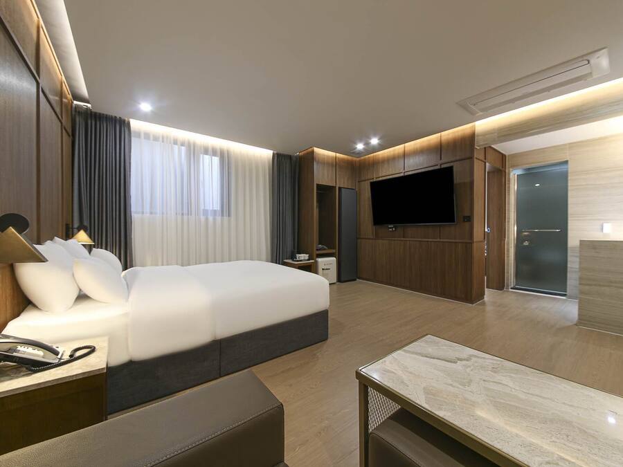 Royal Family Suite (Pets Not Allowed, Breakfast available Tuesday-Sunday, 7:00 AM-9:00 AM) | Down comforters, memory foam beds, desk, laptop workspace