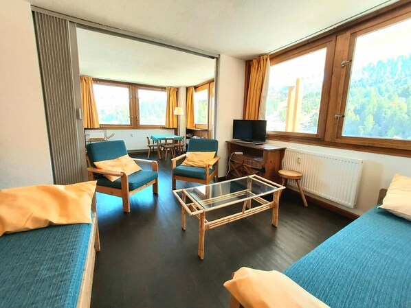 Living area - 20m from ski slopes, 7th floor, view valley, balcony, tv, ski locker, 80m², La Plagne (La Plagne)