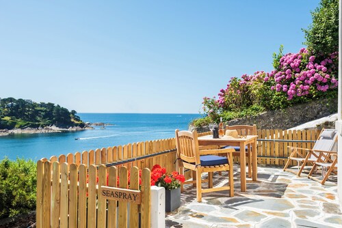SEASPRAY spectacular views, central Fowey, parking