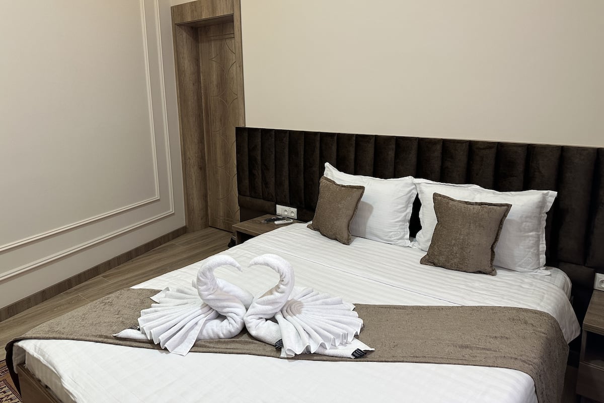 Luxury Double Room | Desk, soundproofing, iron/ironing board, free WiFi