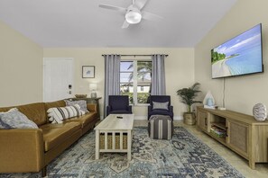 Smart TV, tavolo da ping pong, libri