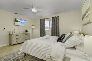 3 bedrooms, desk, travel cot, free WiFi
