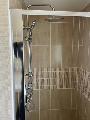 Dusche, Handtücher, Toilettenpapier