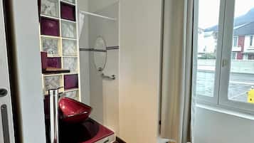Chuveiro, secador de cabelo, toalhas de banho, shampoo