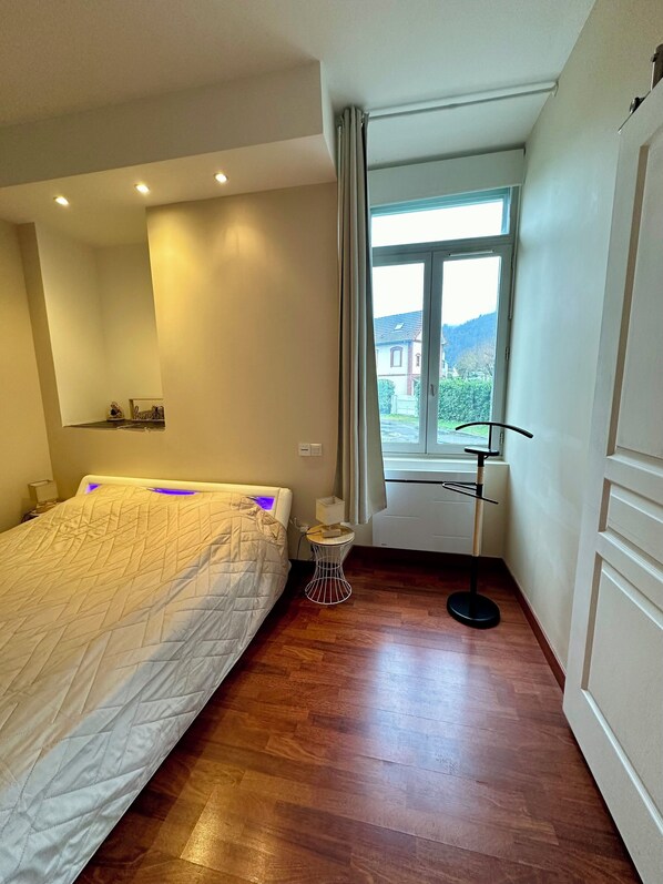 1 habitación, tabla de planchar con plancha y ropa de cama 