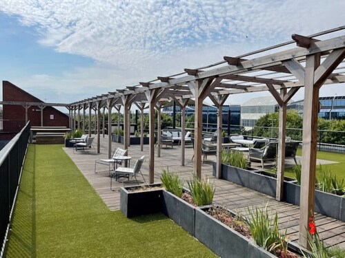 Stylish 1 bed apartment with sun terrace and gym