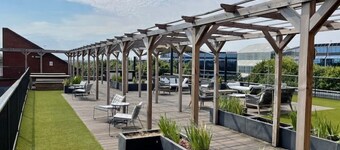 Stylish 1 bed apartment with sun terrace and gym