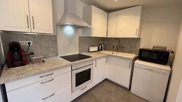 Een koelkast, een microgolfoven, een oven, een kookplaat