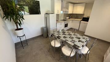 Réfrigérateur, micro-ondes, four, plaque de cuisson