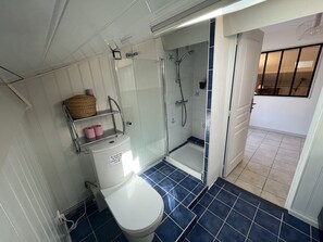 Een douche, een haardroger, toiletpapier