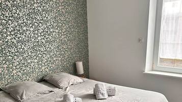 3 makuuhuonetta, silitysrauta/-lauta, ilmainen Wi-Fi, vuodevaatteet