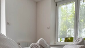 Une chambre d’hôtel avec un lit, des oreillers et des serviettes enroulées.