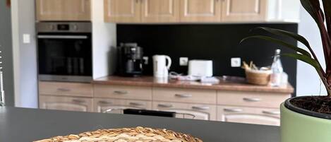 ثلاجة، ميكروويف، فرن، موقد طهي مسطح