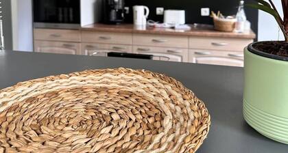 Chaleureux Appartement Rénové, Idéal Avec des Enfants