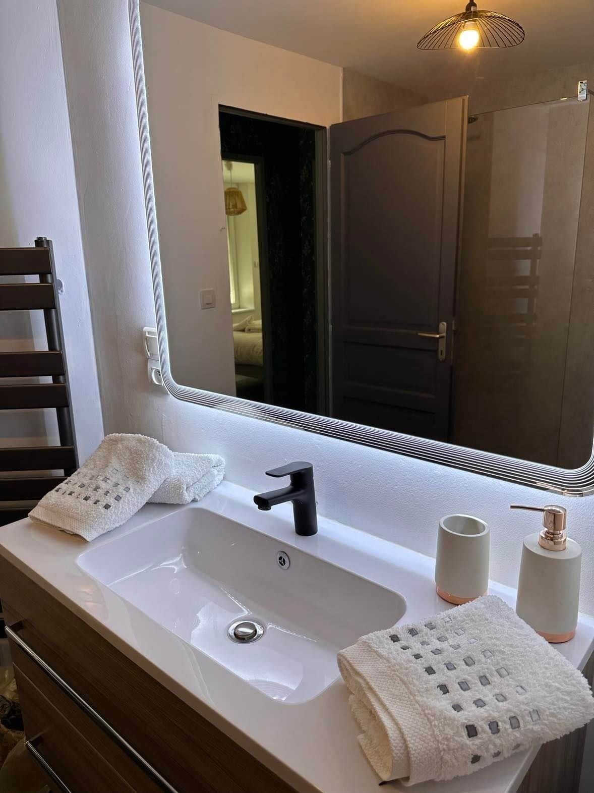 Suihku, hiustenkuivaaja, pyyhkeet, saippua