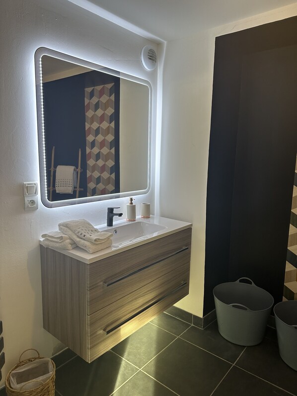 Doccia, asciugacapelli, asciugamani, sapone