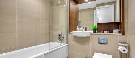 浴槽、ヘアドライヤー、タオル、石鹸