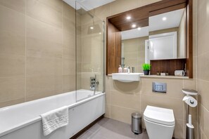 Bañera, secador de pelo, toallas y jabón