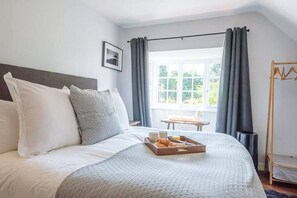 4 bedrooms, iron/ironing board, travel crib, WiFi - 6 The Whinlands, Thorpeness (Leiston)