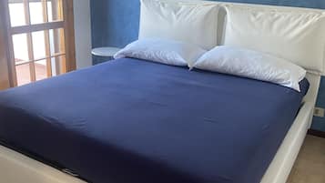 3 quartos, ferros/tábuas de passar roupa, roupa de cama