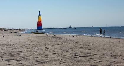 Hot Tub and Firepit / Four Bedroom Townhome Minutes from the Beach