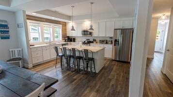 KĂŒhlschrank, Mikrowelle, Ofen, Herdplatte