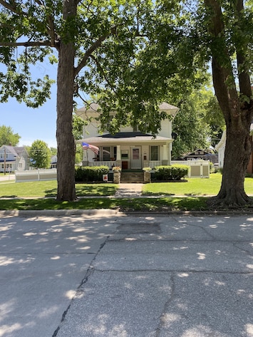 Vintage Farmhouse with Parking right in the City! Family Friendly, Fenced Yard.の画像