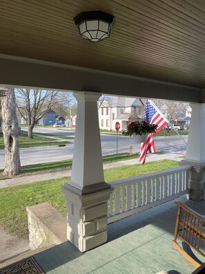 Property grounds - Vintage Farmhouse with Parking right in the City! Family Friendly, Fenced Yard. (Ottumwa)