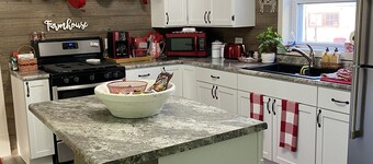 Vintage Farmhouse with Parking right in the City! Family Friendly, Fenced Yard.