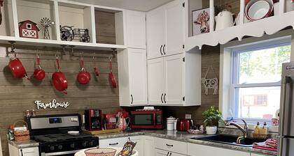 Vintage Farmhouse with Parking right in the City! Family Friendly, Fenced Yard.