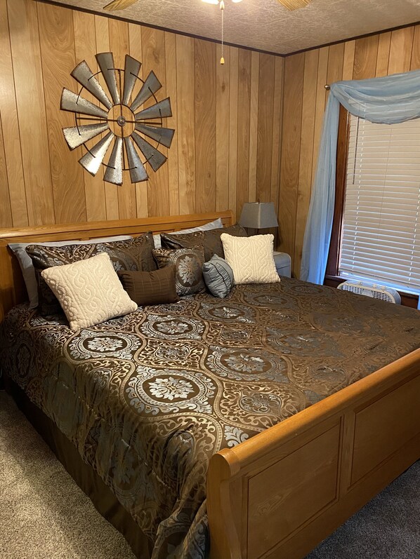 4 bedrooms, iron/ironing board, free WiFi, bed sheets