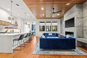 Smart TV, fireplace, books, computer monitors - River View Luxury with Heated Pool & Take Ferry to French Quarter (New Orleans)