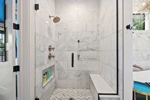 Combined shower/bathtub, hair dryer, towels, soap - River View Luxury with Heated Pool & Take Ferry to French Quarter (New Orleans)