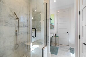Ducha y bañera combinadas, secador de pelo, toallas y jabón