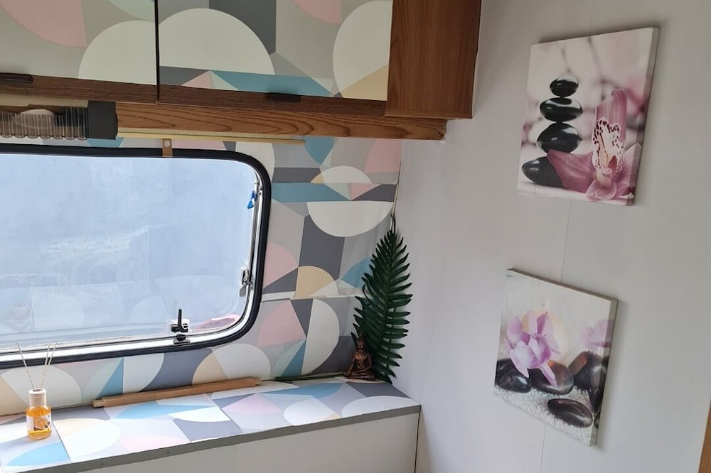 Zen caravan in a small private garden