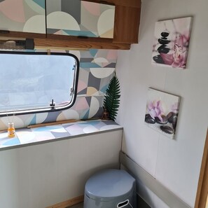 Fridge, microwave, stovetop, coffee/tea maker - Zen caravan in a small private garden (Bize)