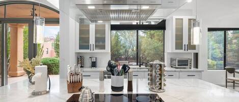 Refrigerador, microondas, horno, placa de cocina