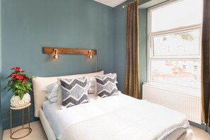 7 bedrooms, iron/ironing board, travel crib, WiFi - No. 46 - Winter Deals - SLEEPS 16 plus Hot tub (Torquay)