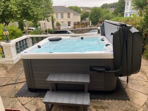 Outdoor spa tub - No. 46 - Winter Deals - SLEEPS 16 plus Hot tub (Torquay)