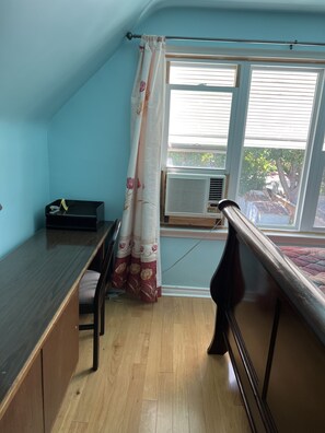 Queen bed room2