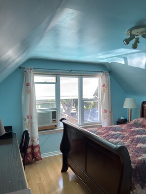 Queen bed room2