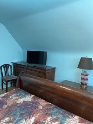 Queen bed room 2