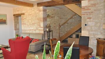 Smart-tv, een tafeltennistafel en boeken