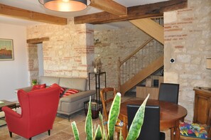 TV connectée, table de tennis de table, livres