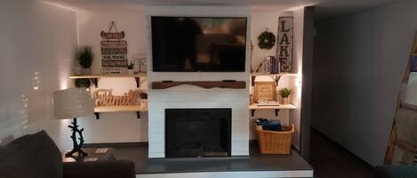 Smart-TV, Kamin, Bücher